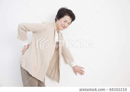 腰痛的高級女性 腰痛的高級女性 68102210