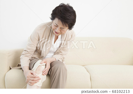 Senior woman with knee pain Senior woman with knee pain 68102213