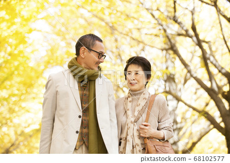 看秋葉的資深夫婦 68102577