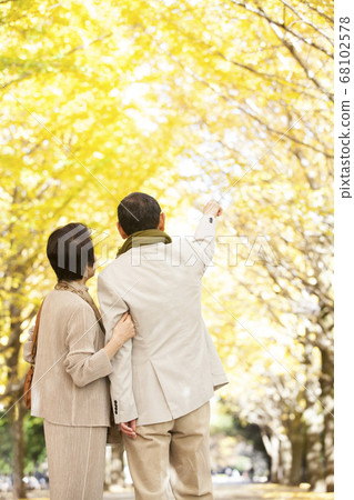 看秋葉的資深夫婦 68102578