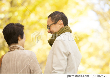 Senior couple traveling Senior couple traveling 68102579