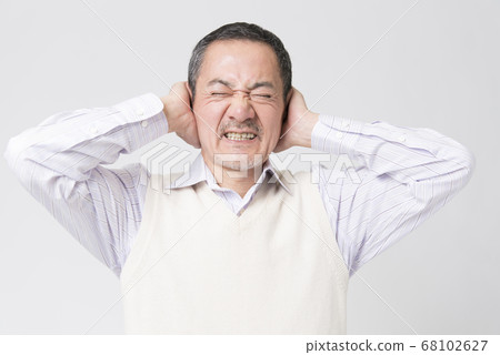Senior man with tinnitus 68102627