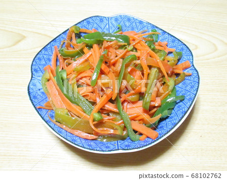 Glutinous and green peppers Glutinous and green peppers 68102762