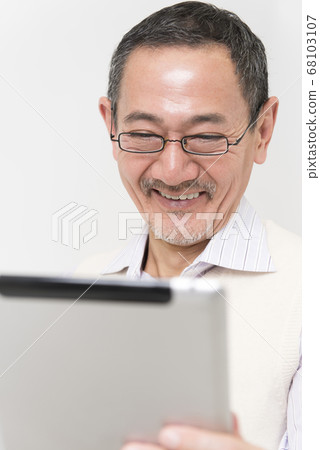 看片劑個人計算機的老人 68103107