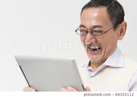 看片劑個人計算機的老人 68103112