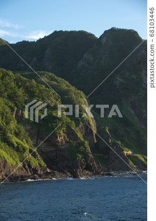 A prominent cape 68103446