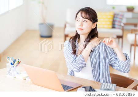 做遠程辦公的一個少婦在客廳。 做遠程辦公的一個少婦在客廳。 68103889
