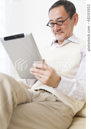 Senior men watching tablet PC 68103952