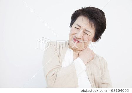 Senior women with stiff shoulders Senior women with stiff shoulders 68104003