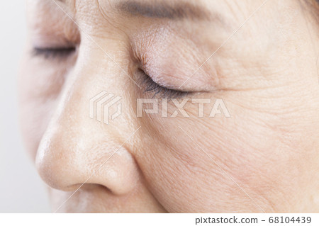 高級婦女的眼睛 高級婦女的眼睛 68104439