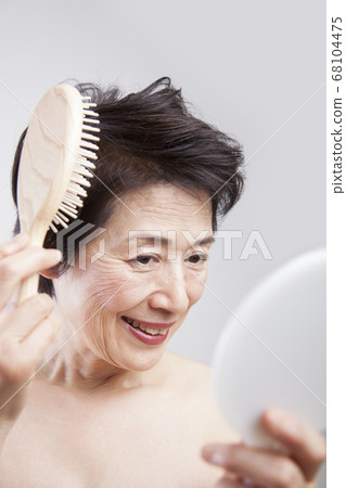 梳頭的高級女子 68104475