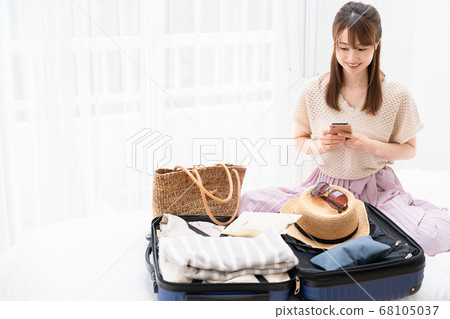 少婦為遊覽做準備 68105037