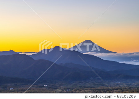 從美麗的森林,山梨縣北斗市北清市清里高原看富士山 從美麗的森林,山梨縣北斗市北清市清里高原看富士山 68105209
