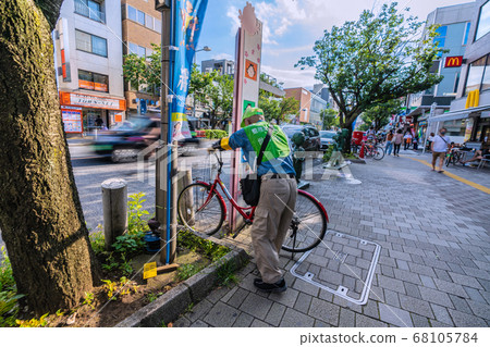 日本東急電鐵櫻花新町站(西口)的東京城市景觀廢棄的自行車重新安排指南= 8月2日 日本東急電鐵櫻花新町站(西口)的東京城市景觀廢棄的自行車重新安排指南= 8月2日 68105784