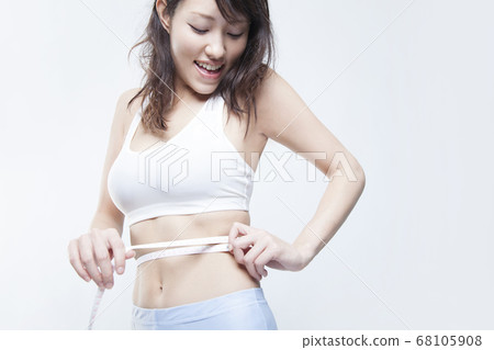 一個女人測量腰圍 一個女人測量腰圍 68105908