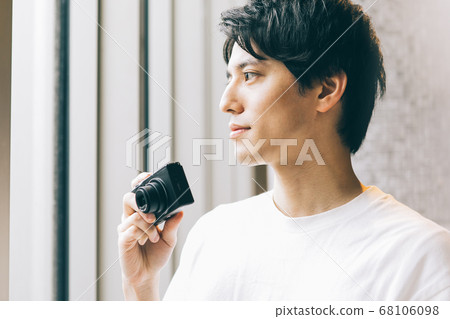 一個男人用相機 68106098