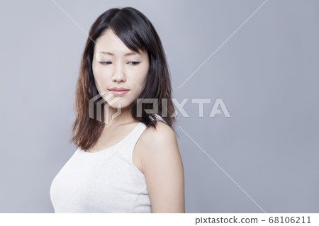 Female portrait 68106211