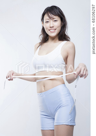 A woman measuring the waist 68106297