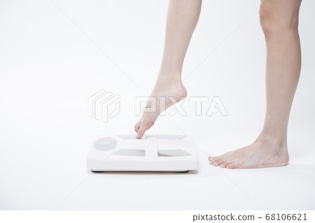 一個女人的腳騎著一個規模 一個女人的腳騎著一個規模 68106621