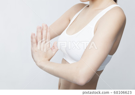 Woman doing gymnastics 68106623