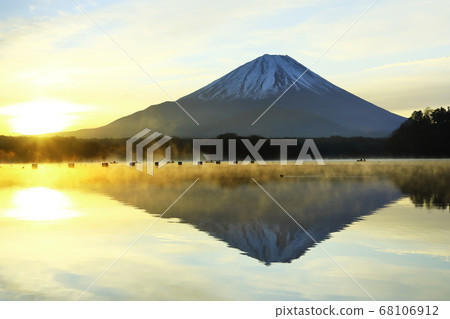 Yamanashi Prefecture, Shojiko first sunrise Yamanashi Prefecture, Shojiko first sunrise 68106912
