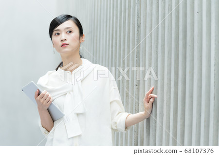 平板電腦的休閒商務女人 平板電腦的休閒商務女人 68107376