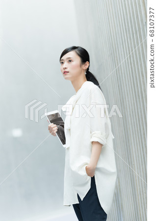 平板電腦的休閒商務女人 平板電腦的休閒商務女人 68107377