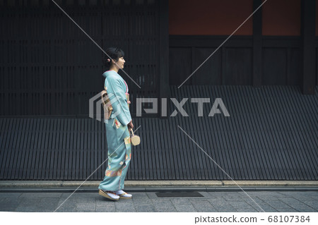 行走和服京都G園的女人 68107384