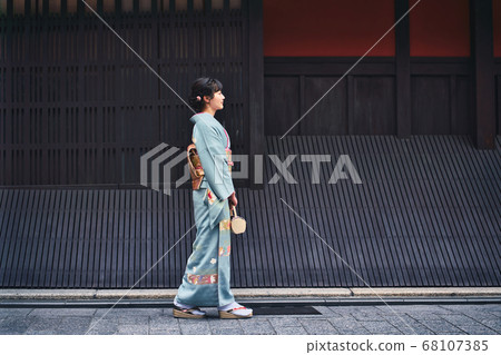 行走和服京都G園的女人 68107385