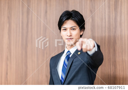 站在法院的男律師 68107911