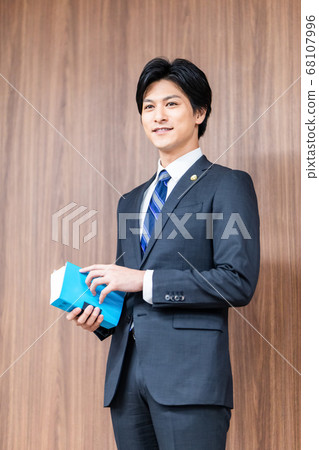 站在法院的男律師 68107996