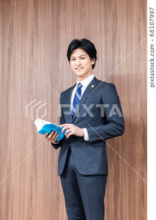 站在法院的男律師 68107997