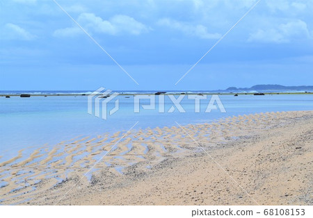 Sandy beach 68108153