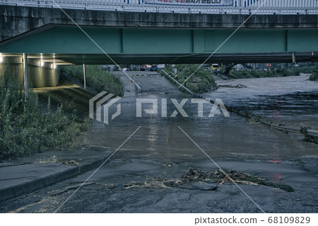 韓國的雨季使河水氾濫。非破壞,城市破壞,雨季,洪水 韓國的雨季使河水氾濫。非破壞,城市破壞,雨季,洪水 68109829