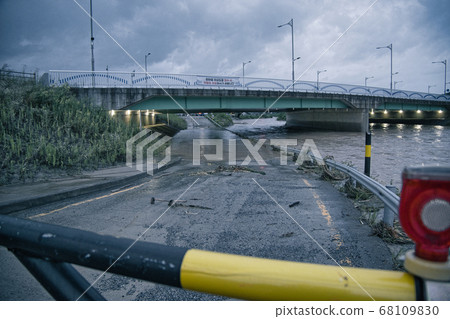 韓國的雨季使河水氾濫。非破壞,城市破壞,雨季,洪水 韓國的雨季使河水氾濫。非破壞,城市破壞,雨季,洪水 68109830
