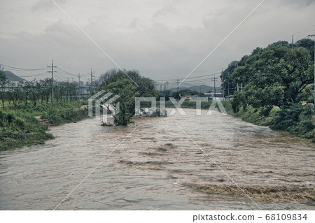 韓國的雨季使河水氾濫。非破壞，城市破壞，雨季，洪水 68109834