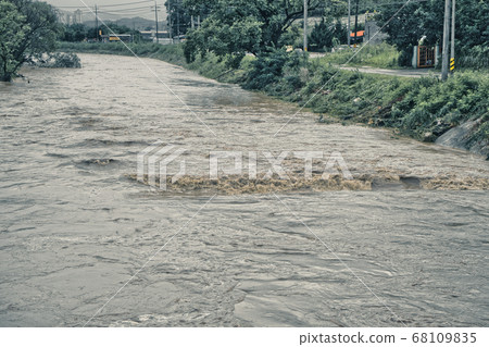韓國的雨季使河水氾濫。非破壞,城市破壞,雨季,洪水 韓國的雨季使河水氾濫。非破壞,城市破壞,雨季,洪水 68109835