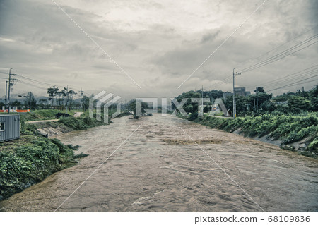 韓國的雨季使河水氾濫。非破壞,城市破壞,雨季,洪水 韓國的雨季使河水氾濫。非破壞,城市破壞,雨季,洪水 68109836