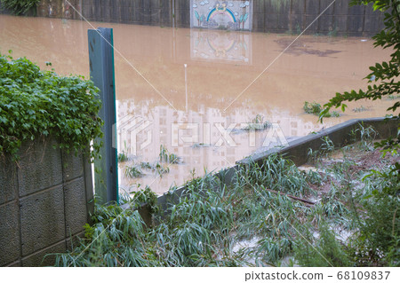 The river was flooded by the rainy season in Korea. Non-damage, city damage, rainy season, flooding 68109837