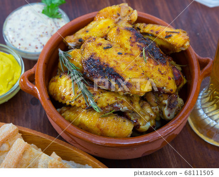 Baked chicken wings in clay pot 68111505