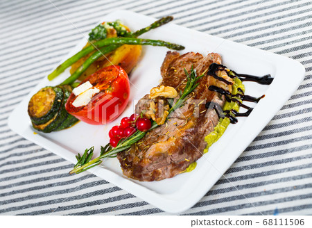 Grilled veal loin with guacamole and baked vegetables Grilled veal loin with guacamole and baked vegetables 68111506