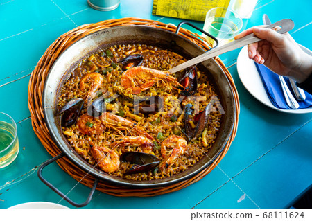 paella, seafoods, shrimp 68111624