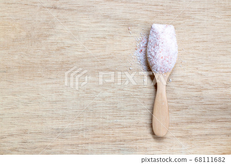 Pink salt , Himalayan salt on wooden background 68111682