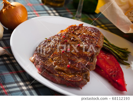 Beef steak with braised vegetables Beef steak with braised vegetables 68112193