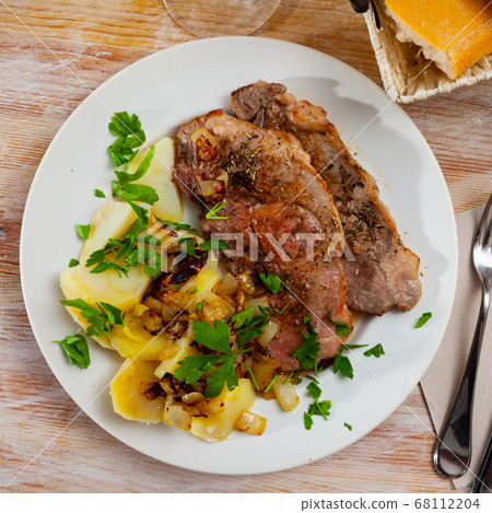 Grilled pork loin chops with boiled potato Grilled pork loin chops with boiled potato 68112204