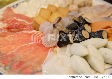 Mixed fresh Seafood and fresh slice pork. 68112455