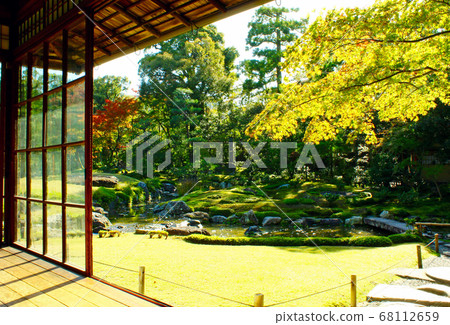 京都 室林the從主樓可以看到秋天的花園 照片素材 圖片 圖庫