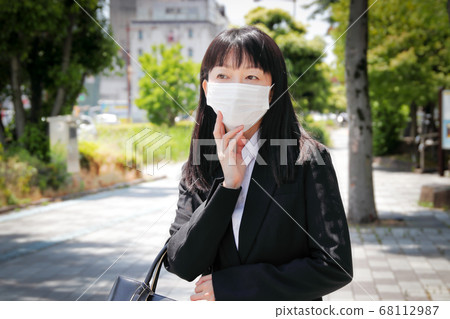 也許是一名女子被懷疑感染了病毒 68112987