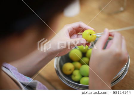 女人做梅子酒 68114144