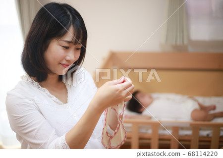 Mother making a tie 68114220